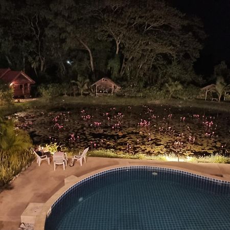 Kumphawapi Bua Daeng Homestay Resort מראה חיצוני תמונה