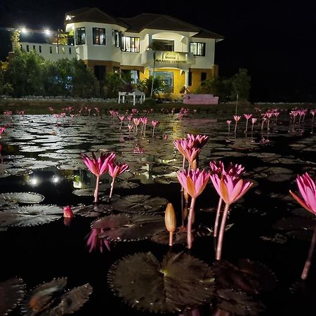 Kumphawapi Bua Daeng Homestay Resort מראה חיצוני תמונה