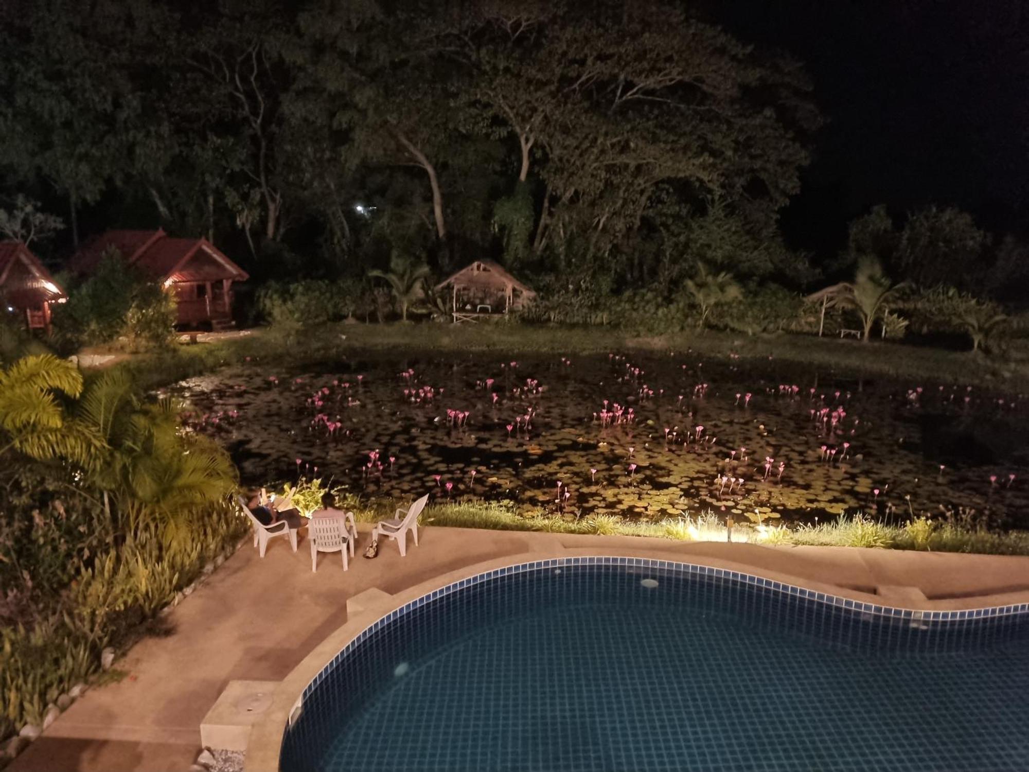 Kumphawapi Bua Daeng Homestay Resort מראה חיצוני תמונה