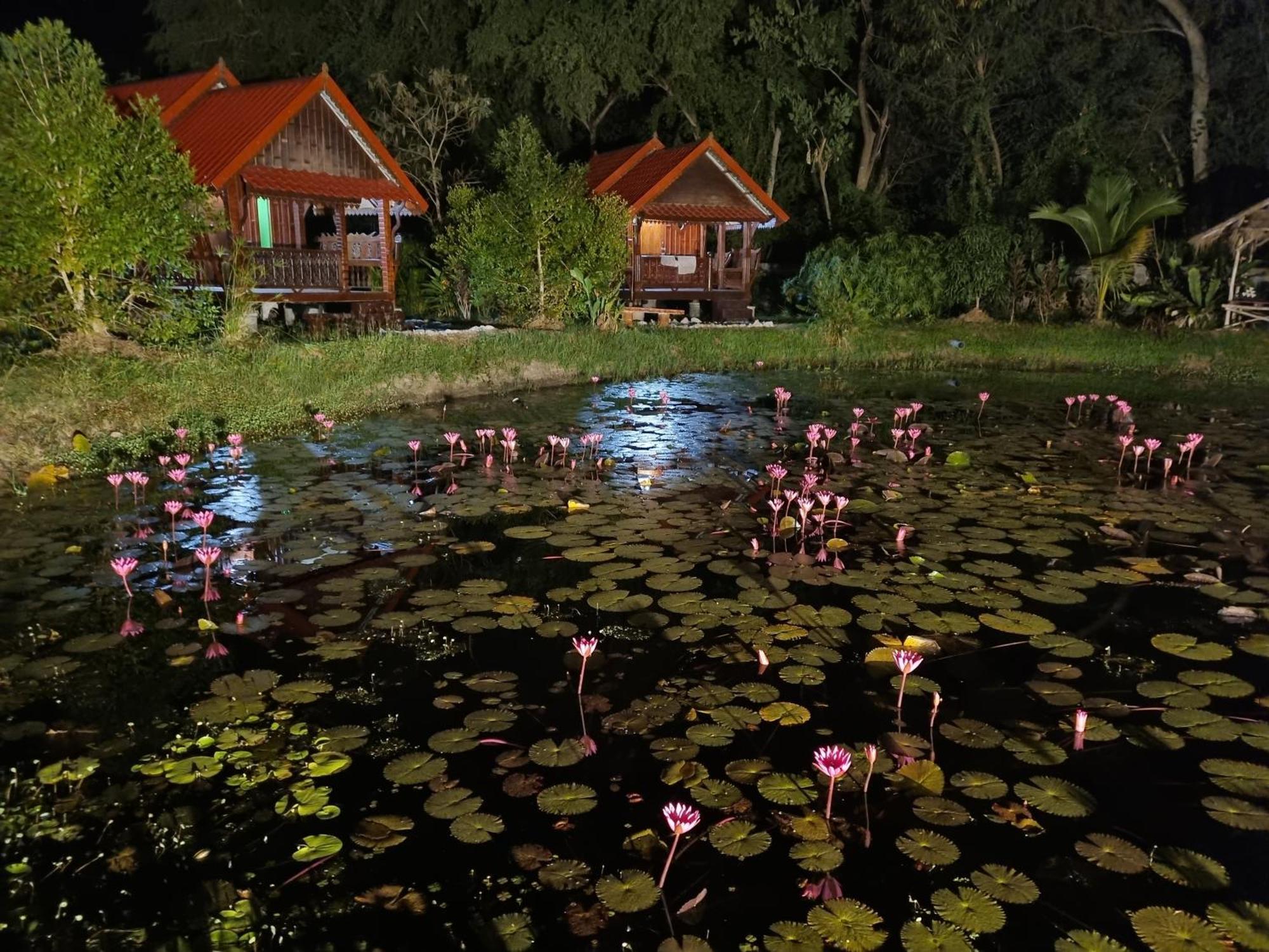 Kumphawapi Bua Daeng Homestay Resort מראה חיצוני תמונה