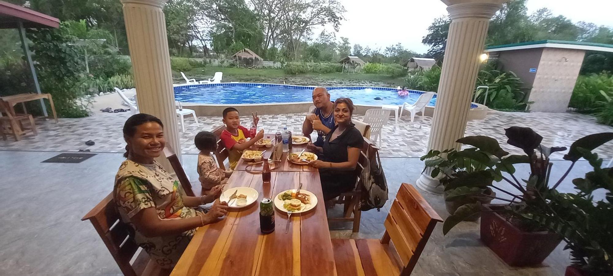 Kumphawapi Bua Daeng Homestay Resort מראה חיצוני תמונה