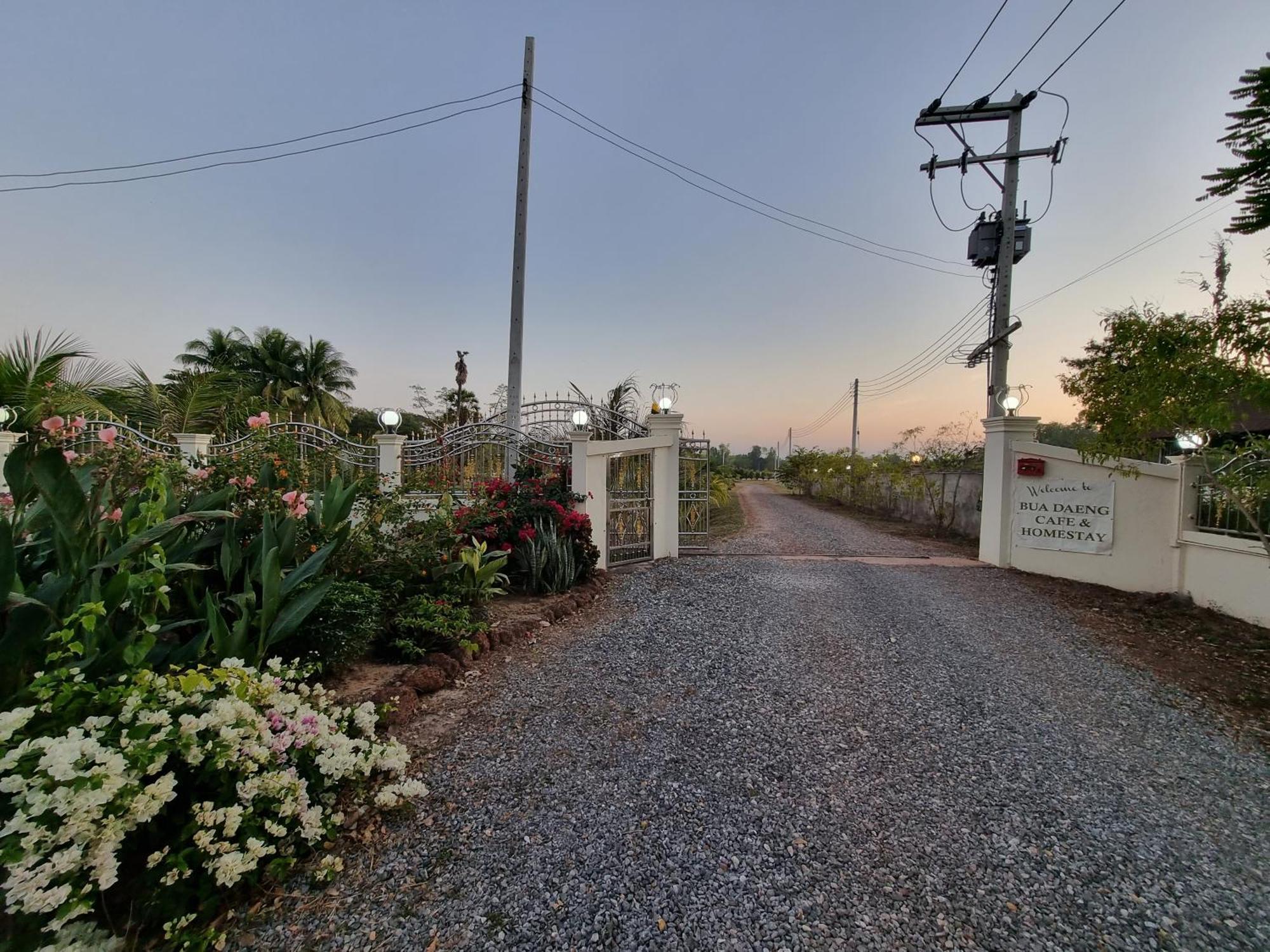 Kumphawapi Bua Daeng Homestay Resort מראה חיצוני תמונה